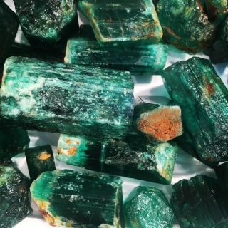 Přírodní smaragd z Afghánistánu / Natural afghanistanian emerald #smaragd #emerald #naturalemerald #minerals #fengsuejkameny